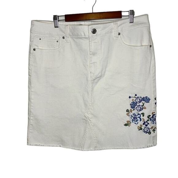 Seven7 Jeans White Denim Embroidered Blue Floral Frayed Hem Mini Skirt Size 16 - Picture 1 of 6